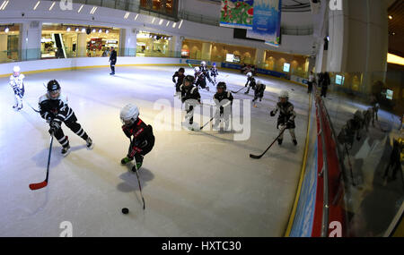 (170330) -- KUNMING, 30 mars 2017 (Xinhua) -- Les garçons joue au hockey sur glace dans la patinoire Star Siècle à Kunming, capitale du sud-ouest de la province chinoise du Yunnan, le 18 mars 2017. La promotion de 300 millions de personnes qui fréquentent les sports d'hiver est un grand pas de Chinese National Programme de remise en forme. Le sud-ouest de la province chinoise du Yunnan intègre les sports d'hiver, un programme de remise en forme et de l'écotourisme et encourage les entrepreneurs sociaux d'investir dans des patinoires et des stations de ski. À l'heure actuelle, le Yunnan a 3 patinoires et 3 autres sont en construction. Yunnan Qujing est la planification sur la construction d'un centre de formation de sports d'hiver. Certains Banque D'Images