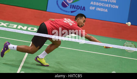 (170330) -- NEW DELHI, 30 mars 2017 (Xinhua) -- Tommy Sugiarto de l'Indonésie fait concurrence au cours de la 2ème série d'hommes seul contre Huang Yuxiang de Chine en lever de Yonex Badminton Championship ouvert indien à New Delhi, Inde, le 30 mars 2017. Tommy Sugiarto a gagné 2-1. (Xinhua/Bi Xiaoyang) Banque D'Images