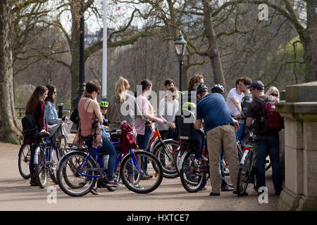Londres, Royaume-Uni. 29 mars, 2017. Les personnes bénéficiant du beau temps à St James's Park, Londres. Crédit : Sébastien Remme/Alamy Live News Banque D'Images