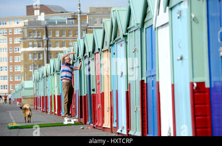 Brighton, UK. 30Th Mar, 2017. Un seafroint Hove beach hut est prêt pour une belle journée sur la journée la plus chaude de l'année avec des températures devrait atteindre jusqu'à 21 degrés celsius dans certaines régions du pays, photographie prise par Simon Dack Crédit : Simon Dack/Alamy Live News Banque D'Images