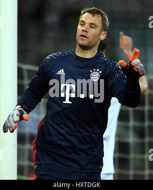 Moenchengladbach, Allemagne. Mar 19, 2017. Fichier - Un fichier photo datée du 19 mars 2017 affiche du gardien de Munich Manuel Neuer gesturing during la Bundesliga match de foot entre Borussia Mönchengladbach et le Bayern de Munich à Moenchengladbach, Allemagne, 19 mars 2017. Photo : Federico Gambarini/dpa/Alamy Live News Banque D'Images