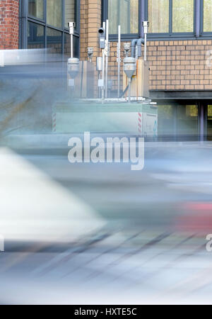 Stuttgart, Allemagne. Mar 28, 2017. Les lecteurs de voitures passé une station de mesure des particules fines de poussière à Stuttgart, Allemagne, 28 mars 2017. Les mesures de la pollution de l'air. Photo : Bernd Weißbrod/dpa/Alamy Live News Banque D'Images