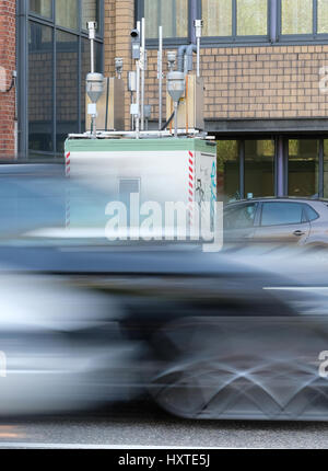 Stuttgart, Allemagne. Mar 28, 2017. Les lecteurs de voitures passé une station de mesure des particules fines de poussière à Stuttgart, Allemagne, 28 mars 2017. Les mesures de la pollution de l'air. Photo : Bernd Weißbrod/dpa/Alamy Live News Banque D'Images