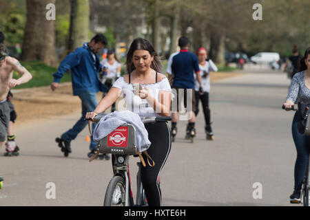 Londres, Royaume-Uni. 30Th Mar, 2017. Les personnes bénéficiant du beau temps à Hyde Park, Londres. Crédit : Sébastien Remme/Alamy Live News Banque D'Images