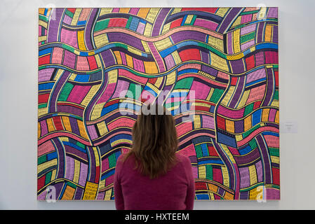 Londres, Royaume-Uni. 30Th Mar, 2017. Un visiteur consulte les champs de tulipes '2' par Somsak Chaituch (Pays-Bas) à la Biennale d'Art de Londres 2017 qui se déroule actuellement à Chelsea Old Town Hall. Le spectacle est un prix de qualité musée exposition préparée par Gagliardi Art & Partners en collaboration avec le Musée d'Art de Chianciano, dispose de 400 oeuvres de 120 artistes représentant 40 pays et est sur du 30 mars au 2 avril. Crédit : Stephen Chung/Alamy Live News Banque D'Images