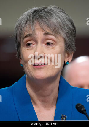 Washington, USA. 30Th Mar, 2017. L'ancien représentant des Etats-Unis Heather A. Wilson (Républicain du Nouveau Mexique) témoigne devant le Comité des forces armées du Sénat américain pour sa nomination pour être secrétaire de la Force aérienne sur la colline du Capitole à Washington, DC le jeudi 30 mars, 2017. Credit : MediaPunch Inc/Alamy Live News Banque D'Images