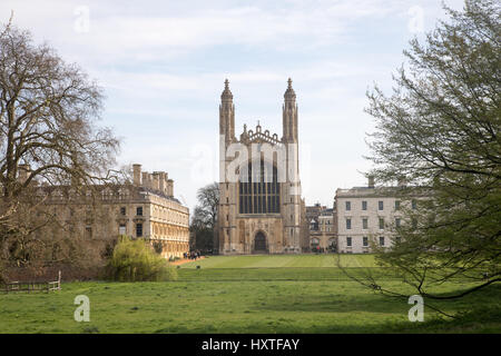 Cambridge, UK. 30 mars 2017. Clare College, l'un des plus anciens collèges de l'Université de Cambridge a fermé au public après les touristes ont été pris à entrer dans les chambres des étudiants. Clare College ne peut plus faire face au grand nombre de touristes augmenter de manière imprévue, et a fermé son parc au public pour la première fois de son près de 700 ans d'histoire. Le deuxième plus ancien de l'université College offre un des plus beaux itinéraires pour la ville ainsi que ses jardins. Credit : WansfordPhoto/Alamy Live News Banque D'Images