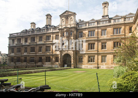 Cambridge, UK. 30 mars 2017. Clare College, l'un des plus anciens collèges de l'Université de Cambridge a fermé au public après les touristes ont été pris à entrer dans les chambres des étudiants. Clare College ne peut plus faire face au grand nombre de touristes augmenter de manière imprévue, et a fermé son parc au public pour la première fois de son près de 700 ans d'histoire. Le deuxième plus ancien de l'université College offre un des plus beaux itinéraires pour la ville ainsi que ses jardins. Credit : WansfordPhoto/Alamy Live News Banque D'Images