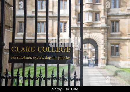 Cambridge, UK. 30 mars 2017. Clare College, l'un des plus anciens collèges de l'Université de Cambridge a fermé au public après les touristes ont été pris à entrer dans les chambres des étudiants. Clare College ne peut plus faire face au grand nombre de touristes augmenter de manière imprévue, et a fermé son parc au public pour la première fois de son près de 700 ans d'histoire. Le deuxième plus ancien de l'université College offre un des plus beaux itinéraires pour la ville ainsi que ses jardins. Credit : WansfordPhoto/Alamy Live News Banque D'Images