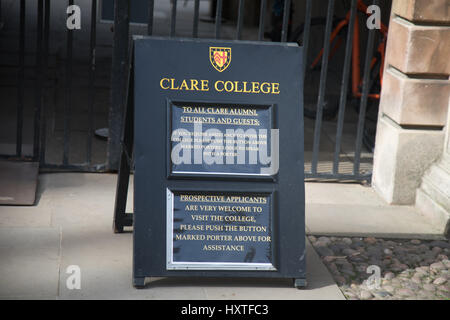 Cambridge, UK. 30 mars 2017. Clare College, l'un des plus anciens collèges de l'Université de Cambridge a fermé au public après les touristes ont été pris à entrer dans les chambres des étudiants. Clare College ne peut plus faire face au grand nombre de touristes augmenter de manière imprévue, et a fermé son parc au public pour la première fois de son près de 700 ans d'histoire. Le deuxième plus ancien de l'université College offre un des plus beaux itinéraires pour la ville ainsi que ses jardins. Credit : WansfordPhoto/Alamy Live News Banque D'Images