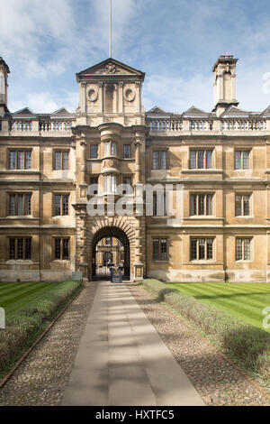 Cambridge, UK. 30 mars 2017. Clare College, l'un des plus anciens collèges de l'Université de Cambridge a fermé au public après les touristes ont été pris à entrer dans les chambres des étudiants. Clare College ne peut plus faire face au grand nombre de touristes augmenter de manière imprévue, et a fermé son parc au public pour la première fois de son près de 700 ans d'histoire. Le deuxième plus ancien de l'université College offre un des plus beaux itinéraires pour la ville ainsi que ses jardins. Credit : WansfordPhoto/Alamy Live News Banque D'Images