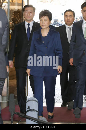 Séoul, Corée du Sud. Mar 31, 2017. L'ancien Président sud-coréen Park Geun-hye (C) arrive à la Cour du District Central de Séoul à Séoul, Corée du Sud, le 30 mars 2017. Les questions de tribunal sud-coréen mandat pour arrêter Park Geun-hye le 31 mars. Source : Xinhua/Alamy Live News Banque D'Images