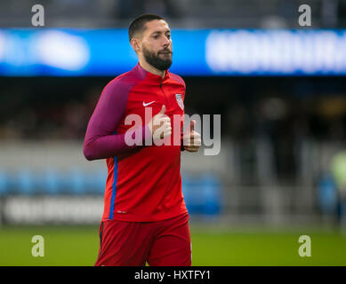 24 mars 2017 : l'avant Clint Dempsey (8) se réchauffe avant la Coupe du Monde de football match de qualification entre les États-Unis et le Honduras au stade d'Avaya à San Jose, CA. La défaite 6-0 contre le Honduras nous. Damon Tarver/Cal Sport Media Banque D'Images