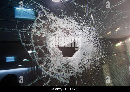 Munich, Allemagne. Mar 28, 2017. Une vitrine endommagée à Munich, Allemagne, 28 mars 2017. Photo : Peter Kneffel/dpa/Alamy Live News Banque D'Images