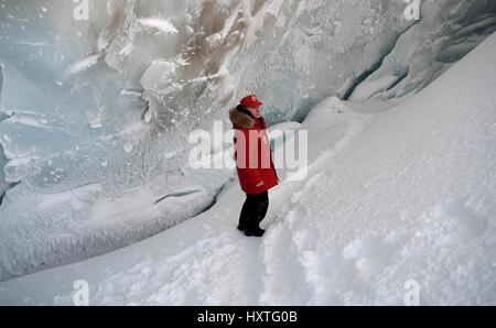 La Terre, la Russie. Alexandra Mar 29, 2017. Le président russe Vladimir Poutine entre dans une grotte de glace dans le Glacier aviateurs Polar lors d'une visite à Alexandra Land le 29 mars 2017, dans l'archipel François-Joseph, la Russie. Poutine est en visite dans les îles éloignées de l'Arctique pour promouvoir la demande de Moscou aux régions ressources naturelles. Credit : Planetpix/Alamy Live News Banque D'Images