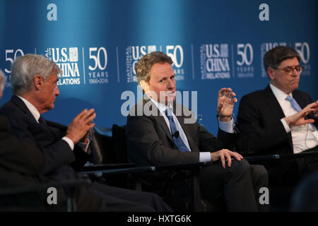 (170330) -- NEW YORK, 30 mars 2017 (Xinhua) -- l'ancien secrétaire américain au Trésor Timothy Geithner (C) prend la parole lors du "Leader parler : des secrétaires du Trésor à l'événement Chine-US SkyClub à New York, États-Unis, le 29 mars 2017. Ne pas laisser les petites différences dans les frictions et de porter atteinte à la relation économique sino-américaines, ce qui est essentiel pour l'économie mondiale. C'est parmi les remarques faites par l'ancien secrétaire du trésor américain W. Michael Blumenthal, Timothy Geithner, Jacob Lew, et Robert Rubin, lors d'une conversation avec Steve Orlins, chef du Comité national sur le U.S.-China Re Banque D'Images