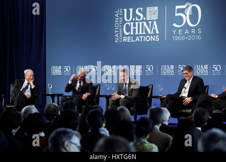 (170330) -- NEW YORK, 30 mars 2017 (Xinhua) -- l'ancien secrétaire américain au Trésor Timothy Geithner, Jacob Lew, Robert Rubin et W. Michael Blumenthal (de R À L) assister à la "Leader parler : des secrétaires du Trésor à l'événement Chine-US SkyClub à New York, États-Unis, le 29 mars 2017. Ne pas laisser les petites différences dans les frictions et de porter atteinte à la relation économique sino-américaines, ce qui est essentiel pour l'économie mondiale. C'est parmi les remarques faites par l'ancien secrétaire du trésor américain W. Michael Blumenthal, Timothy Geithner, Jacob Lew, et Robert Rubin, dans une conversation avec S Banque D'Images