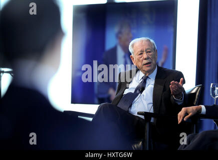 (170330) -- NEW YORK, 30 mars 2017 (Xinhua) -- l'ancien secrétaire du trésor américain W. Michael Blumenthal parle pendant le "leader parler : des secrétaires du Trésor à l'événement Chine-US SkyClub à New York, États-Unis, le 29 mars 2017. Ne pas laisser les petites différences dans les frictions et de porter atteinte à la relation économique sino-américaines, ce qui est essentiel pour l'économie mondiale. C'est parmi les remarques faites par l'ancien secrétaire du trésor américain W. Michael Blumenthal, Timothy Geithner, Jacob Lew, et Robert Rubin, lors d'une conversation avec Steve Orlins, chef du Comité national sur le U.S.-China R Banque D'Images