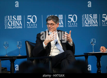 (170330) -- NEW YORK, 30 mars 2017 (Xinhua) -- l'ancien secrétaire du trésor américain Jacob Lew parle pendant le "leader parler : des secrétaires du Trésor à l'événement Chine-US SkyClub à New York, États-Unis, le 29 mars 2017. Ne pas laisser les petites différences dans les frictions et de porter atteinte à la relation économique sino-américaines, ce qui est essentiel pour l'économie mondiale. C'est parmi les remarques faites par l'ancien secrétaire du trésor américain W. Michael Blumenthal, Timothy Geithner, Jacob Lew, et Robert Rubin, lors d'une conversation avec Steve Orlins, chef du Comité national sur les relations sino-américaines, en Banque D'Images