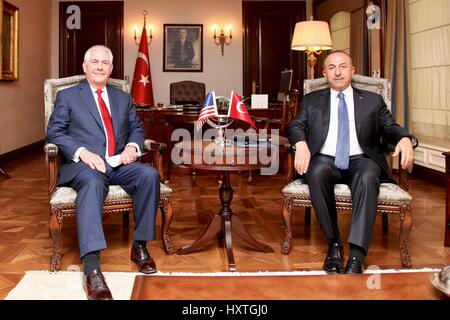 Ankara, Turquie. 30Th Mar, 2017. La secrétaire d'État des États-Unis, Rex Tillerson lors d'une réunion bilatérale avec le Ministre turc des affaires étrangères, Mevlut Cavusoglu, droite, au ministère des Affaires étrangères le 30 mars 2017 à Ankara, Turquie. Tillerson a échoué dans sa mission d'apaiser les relations avec la Turquie sur un large éventail de questions. Credit : Planetpix/Alamy Live News Banque D'Images