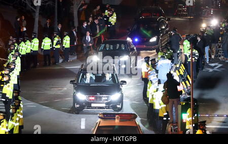 Séoul, Corée du Sud. Mar 31, 2017. L'ancien Président sud-coréen Park Geun-hye quitte la Cour du District Central de Séoul dans une voiture alors qu'elle est transférée dans une maison de détention en Corée du Sud, le 31 mars 2017. L'ancien président Park Geun-hye de Corée du Sud a été arrêté tôt vendredi comme un tribunal de Séoul a approuvé la demande de la part des procureurs après sa destitution au début de ce mois sur une affaire de corruption dans la mêlée. Credit : NEWSIS/Xinhua/Alamy Live News Banque D'Images