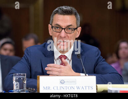 Washington DC, USA. 30 mars 2017. Clinton Watts, Senior Fellow, Institut de recherche de politique étrangère sur la sécurité nationale des États-Unis témoigne devant le comité spécial du Sénat sur le renseignement qu'il procède à une audition publique intitulée "désinformation : une introduction en russe des mesures actives et d'influence des campagnes sur la colline du Capitole à Washington, DC le jeudi 30 mars, 2017. Credit : Ron Sachs/MediaPunch /CNP/Alamy Live News Banque D'Images