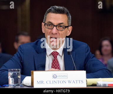 Washington DC, USA. 30 mars 2017. Clinton Watts, Senior Fellow, Institut de recherche de politique étrangère sur la sécurité nationale des États-Unis témoigne devant le comité spécial du Sénat sur le renseignement qu'il procède à une audition publique intitulée "désinformation : une introduction en russe des mesures actives et d'influence des campagnes sur la colline du Capitole à Washington, DC le jeudi 30 mars, 2017. Credit : Ron Sachs/MediaPunch /CNP/Alamy Live News Banque D'Images