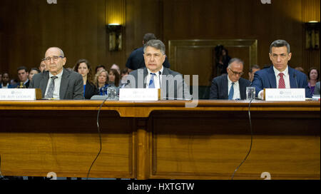 Washington DC, USA. 30 mars 2017. United States Senate Select Committee on Intelligence procède à une audition publique intitulée "désinformation : une introduction en russe des mesures actives et d'influence des campagnes sur la colline du Capitole à Washington, DC le jeudi 30 mars, 2017. Le premier panneau de témoigner, de gauche à droite : Dr Roy Godson, professeur émérite de l'Université de Georgetown, du gouvernement ; le Dr Eugene Rumer, Directeur de la Russie et l'Eurasie, Carnegie Endowment for International Peace, et Clinton Watts, Senior Fellow, Credit : Ron Sachs/MediaPunch /CNP/Alamy Live News Banque D'Images