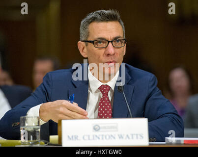 Washington DC, USA. 30 mars 2017. Clinton Watts, Senior Fellow, Institut de recherche de politique étrangère sur la sécurité nationale des États-Unis témoigne devant le comité spécial du Sénat sur le renseignement qu'il procède à une audition publique intitulée "désinformation : une introduction en russe des mesures actives et d'influence des campagnes sur la colline du Capitole à Washington, DC le jeudi 30 mars, 2017. Credit : Ron Sachs/MediaPunch /CNP/Alamy Live News Banque D'Images