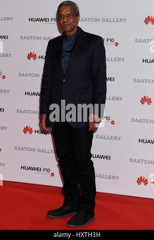 Londres, Royaume-Uni. 30 mars 2017. Hugh Quarshie, acteur, assiste à la vue privée à la Saatchi Gallery de 'à partir de Créations pour l'Selfies', la première exposition sur l'histoire de l'art ancien de l'selfies à aujourd'hui. Le salon, ouvert du 31 mars au 30 mai 2017, célèbre le potentiel créatif d'une forme d'expression souvent raillée pour son inanité et mettre en valeur le nouveau rôle du smartphone comme un médium artistique pour de tels l'expression de soi. Crédit : Stephen Chung / Alamy Live News Banque D'Images