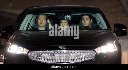 Séoul, Corée du Sud. Mar 31, 2017. L'ancien Président sud-coréen Park Geun-hye (C) est transférée dans une voiture de Séoul à une maison de détention dans la province de Gyeonggi, en Corée du Sud, le 31 mars 2017. L'ancien président Park Geun-hye de Corée du Sud a été arrêté tôt vendredi comme un tribunal de Séoul a approuvé la demande de la part des procureurs après sa destitution au début de ce mois sur une affaire de corruption dans la mêlée. Credit : Piscine/Lee Young-ho/Xinhua/Alamy Live News Banque D'Images