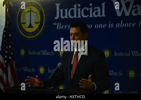 Washington, District de Columbia, Etats-Unis. 30Th Mar, 2017. Président du Comité de surveillance de la maison de Jason Chaffetz Rép. (R-Utah) parle avec Watch judiciaire Le président Tom Fritton à Washington, DC Le mercredi, le parti conservateur dire que le chien de l'administration d'Atout est 'pas de démarrer du bon pied'' en collaboration avec son comité. Credit : Miguel Juarez Lugo/ZUMA/Alamy Fil Live News Banque D'Images