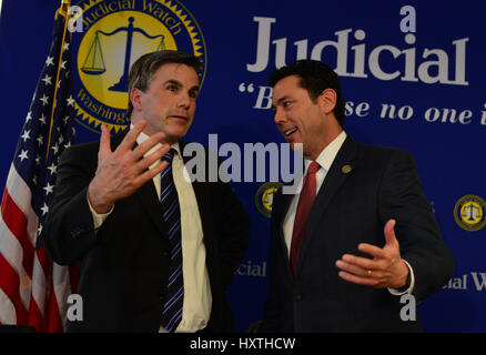 Washington, District de Columbia, Etats-Unis. 30Th Mar, 2017. Président du Comité de surveillance de la maison de Jason Chaffetz Rép. (R-Utah) parle avec Watch judiciaire Le président Tom Fritton à Washington, DC Le mercredi, le parti conservateur dire que le chien de l'administration d'Atout est 'pas de démarrer du bon pied'' en collaboration avec son comité. Credit : Miguel Juarez Lugo/ZUMA/Alamy Fil Live News Banque D'Images