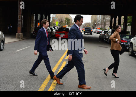 Washington, District de Columbia, Etats-Unis. 30Th Mar, 2017. Président du Comité de surveillance de la maison de Jason Chaffetz Rép. (R-Utah) traverse la rue après qu'il a parlé à la veille judiciaire à Washington, DC Le mercredi, le parti conservateur dire que le chien de l'administration d'Atout est 'pas de démarrer du bon pied'' en collaboration avec son comité. Credit : Miguel Juarez Lugo/ZUMA/Alamy Fil Live News Banque D'Images