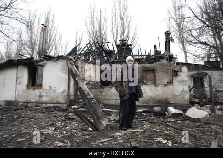 Donetsk, Ukraine. 30Th Mar, 2017. Un homme se tient devant une maison endommagée à Donetsk, Ukraine orientale, le 30 mars 2017. Vivant plusieurs bâtiments ont été endommagés après un intense bombardement à Donetsk. Crédit : Alexander Ermochenko/Xinhua/Alamy Live News Banque D'Images