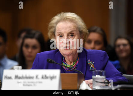 Washington, USA. 30Th Mar, 2017. L'ancien secrétaire d'État américain, Madeleine Albright, témoigne devant la Commission des relations étrangères du Sénat au cours d'une audition sur "La voie à suivre : les intérêts des États-Unis, les valeurs, et le peuple américain' au Capitole à Washington, DC, États-Unis, le 30 mars 2017. Credit : Bao Dandan/Xinhua/Alamy Live News Banque D'Images