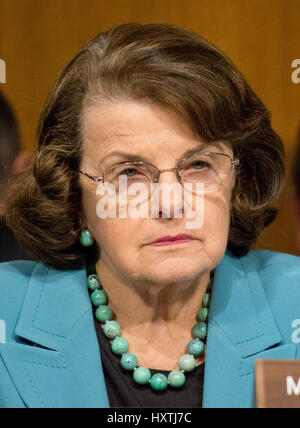 Washington DC, USA. 30 mars 2017. États-unis la sénatrice Dianne Feinstein (démocrate de Californie), des questions aux témoins au cours de l'US Senate Select Committee on Intelligence audition ouverte intitulée 'Ddésinformation : une introduction en russe des mesures actives et d'influence des campagnes sur la colline du Capitole à Washington, DC le jeudi 30 mars, 2017. Credit : Ron Sachs/MediaPunch /CNP/Alamy Live News Banque D'Images