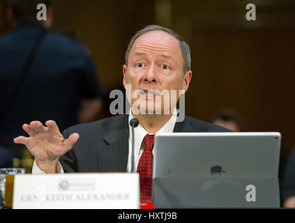 Washington DC, USA. 30 mars 2017. Général (retraité) Keith B. Alexander, ancien directeur de l'Agence de sécurité nationale (DIRNSA), ancien chef de la Central Security Service (CHCSS) et ancien commandant de la commande électronique aux États-Unis, et l'actuel chef de la direction et président, IronNet de cybersécurité, rend sa déclaration liminaire qu'il témoigne devant le Senate Select Committee on Intelligence procède à une audition publique intitulée "désinformation : une introduction en russe des mesures actives et d'Influence Campagnes' Credit : Ron Sachs/MediaPunch /CNP/Alamy Live News Banque D'Images