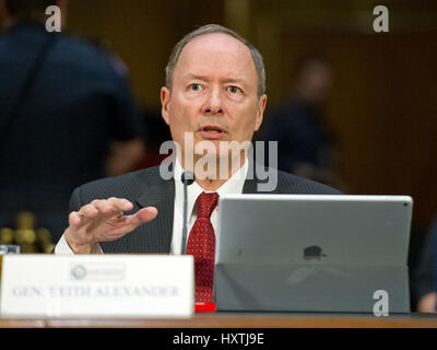 Washington DC, USA. 30 mars 2017. Général (retraité) Keith B. Alexander, ancien directeur de l'Agence de sécurité nationale (DIRNSA), ancien chef de la Central Security Service (CHCSS) et ancien commandant de la commande électronique aux États-Unis, et l'actuel chef de la direction et président, IronNet de cybersécurité, rend sa déclaration liminaire qu'il témoigne devant le Senate Select Committee on Intelligence procède à une audition publique intitulée "désinformation : une introduction en russe des mesures actives et d'Influence Campagnes' Credit : Ron Sachs/MediaPunch /CNP/Alamy Live News Banque D'Images