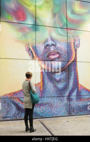 Adelaide en Australie. Le 31 mars 2017. Une nouvelle commande murale intitulée "55" par l'artiste de rue Australien James Cochran dévoilé pour l'Adelaide Fringe Festival et dans le cadre de la street art explosion dans la ville de adelaide. Jimmy Cohran également connu sous le nom de Jimmy C qui a créé la peinture de David Bowie memorial à Brixton London Crédit : amer ghazzal/Alamy Live News