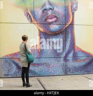 Adelaide en Australie. Le 31 mars 2017. Une nouvelle commande murale intitulée "55" par l'artiste de rue Australien James Cochran dévoilé pour l'Adelaide Fringe Festival et dans le cadre de la street art explosion dans la ville de adelaide. Jimmy Cohran également connu sous le nom de Jimmy C qui a créé la peinture de David Bowie memorial à Brixton London Crédit : amer ghazzal/Alamy Live News