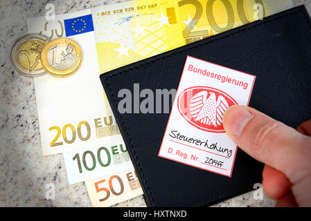 Sceau de sécurité avec aigle fédéral sur les porte-monnaie, symbolique de l'impôt augmenter, Pfandsiegel photo mit Bundesadler, Symbolfoto Steuererhöhung auf Geldbörse Banque D'Images