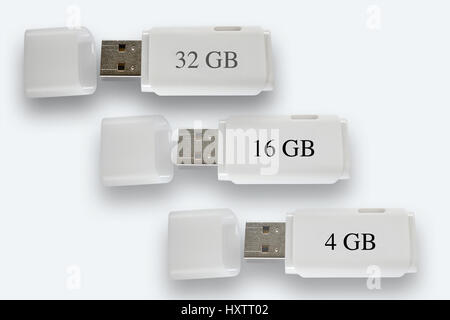 Livre blanc des clés USB, 4 Go, 16 Go et 32 Go sur fond blanc, avec leurs couvercles off Banque D'Images