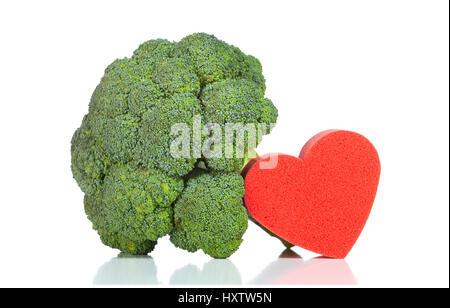 Le brocoli cru avec coeur, concept d'alimentation saine. Banque D'Images