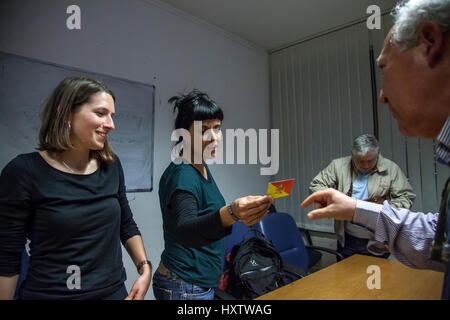 Palerme, Italie. Mar 29, 2017. Membre du parlement catalan et chef de l'anti pro-indépendance parti capitaliste 'Candidatura d'Unitat Popular - CUP' de l'Unité Populaire (candidature), Anna Gabriel au cours d'une réunion avec les étudiants de Palerme. Crédit : Antonio Melita/Pacific Press/Alamy Live News Banque D'Images