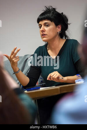 Palerme, Italie. Mar 29, 2017. Membre du parlement catalan et chef de l'anti pro-indépendance parti capitaliste 'Candidatura d'Unitat Popular - CUP' de l'Unité Populaire (candidature), Anna Gabriel au cours d'une réunion avec les étudiants de Palerme. Crédit : Antonio Melita/Pacific Press/Alamy Live News Banque D'Images