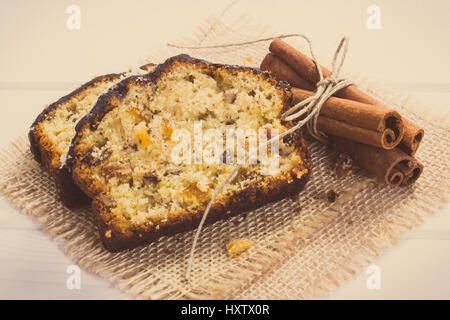 Vintage photo, morceaux de gâteau aux fruits faits maison fraîchement préparés et des ingrédients pour la cuisson sur des planches, délicieux dessert Banque D'Images