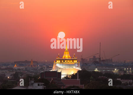 Le Mont d'Or de Wat Saket durant le coucher du soleil, vue de Bangkok Thaïlande Voyage Banque D'Images