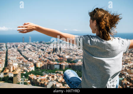 Jeune femme heureuse se cale à l'appareil photo avec les mains. Traveler appréciant les rues de la région de montagne, Barcelone, Catalogne, Espagne Banque D'Images