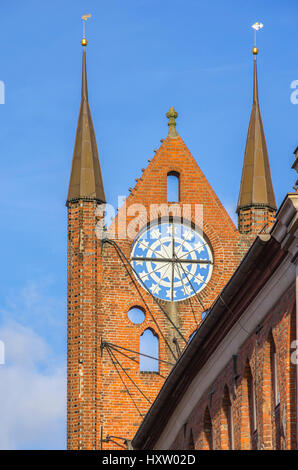 Pignon du toit de l'hôtel de ville de la ville hanséatique de Stralsund, Mecklembourg-poméranie, Allemagne. Banque D'Images